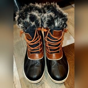 WOMENS 10.5 WINTER/SNOW BOOTS LIKE NEW